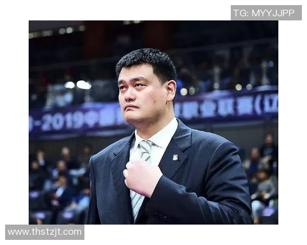 姚明在赛场上不带发带的背后故事与篮球精神的深刻启示